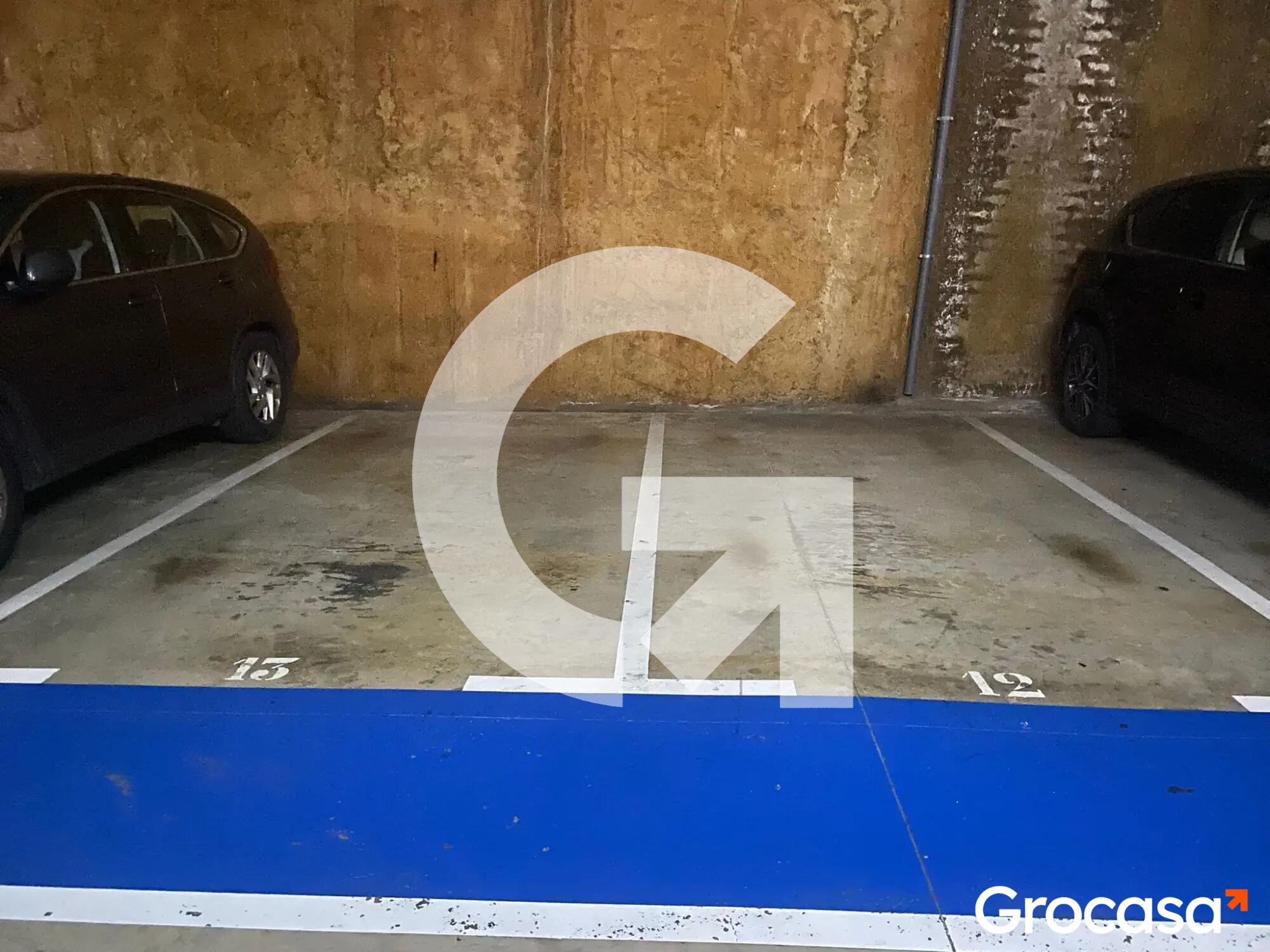 Plaza grande en L'Hospitalet de llobregat en Venta por 14.000 €